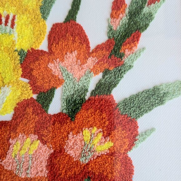 Large framed floral embroidery. - Picture 4 of 5